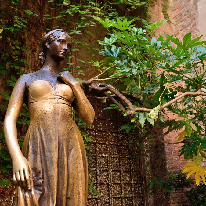 Statue Julia in Verona | © Shutterstock 666578110