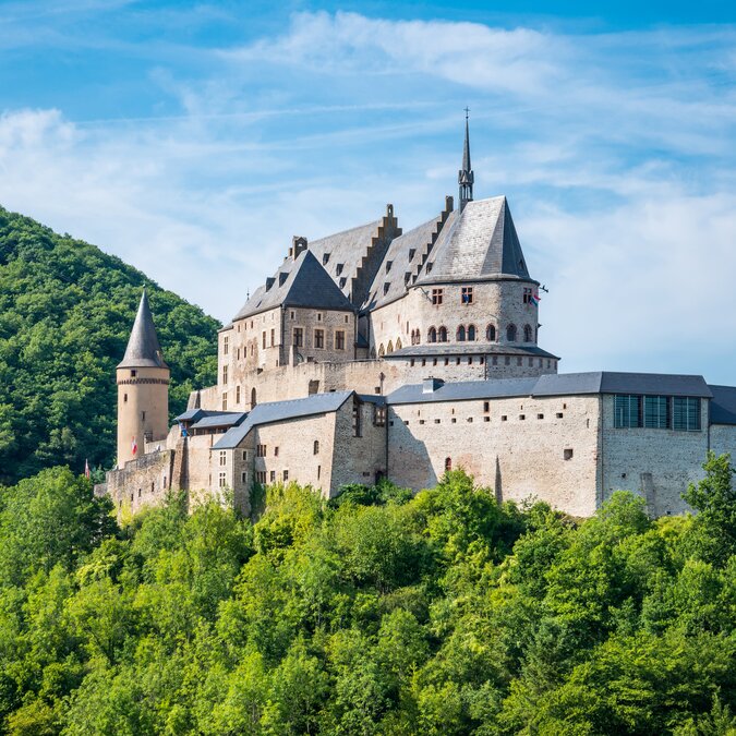 Schloss Vianden in Luxemburg | © shutterstock_1265045389