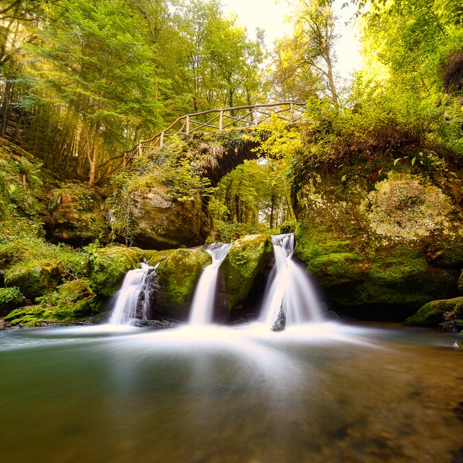 Wasserfall Schiessentümppel im Mullerthal in Luxemburg | © shutterstock_1858596178