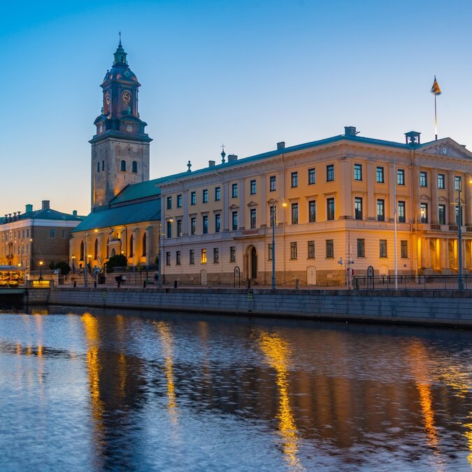 Sonnenuntergangsansicht des Göteborger Rathauses, Stadtmuseum und Christinakirche, Schweden | © shutterstock / 2444983705