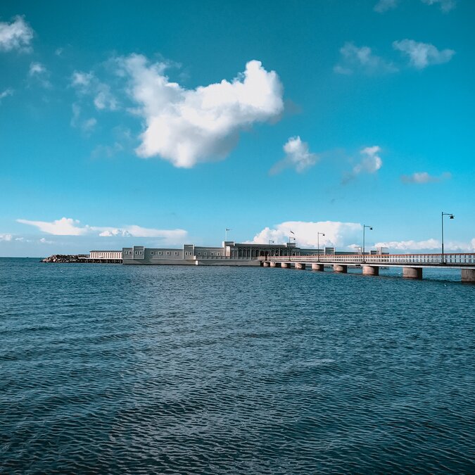 Kaltbadhaus vor der schwedischen Küste im Meer | © shutterstock / 1032441121