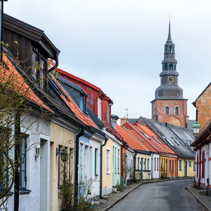 Bunte Häuser in den Gassen von Ystad, Schweden | © shutterstock_1241027761