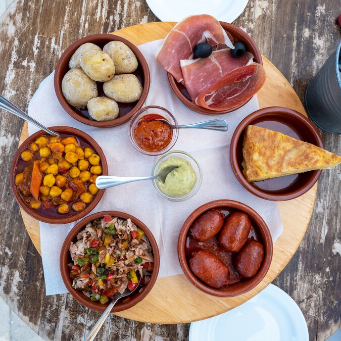 Mahlzeiten von sechs Tapas auf einer Terrasse | © Shutterstock 2134161569