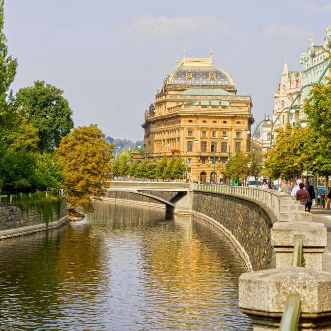 Flussarm der Moldau und Nationaltheater in Prag | © Shutterstock 74874559
