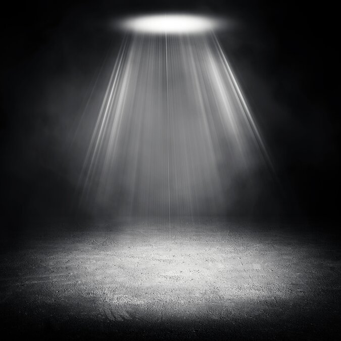Leerer Raum des Studios dunkel Zimmer schwarz Beton Boden Grunge Textur Hintergrund mit Nebel oder Nebel mit Scheinwerfer. | © Shutterstock 1832534674
