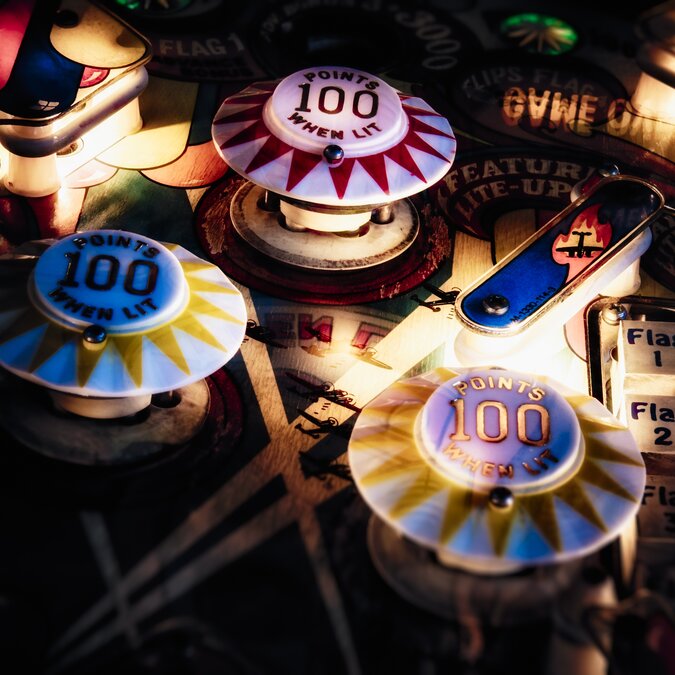 Nahaufnahme der Knöpfe auf einem Flipperautomaten | © shutterstock / 573557728