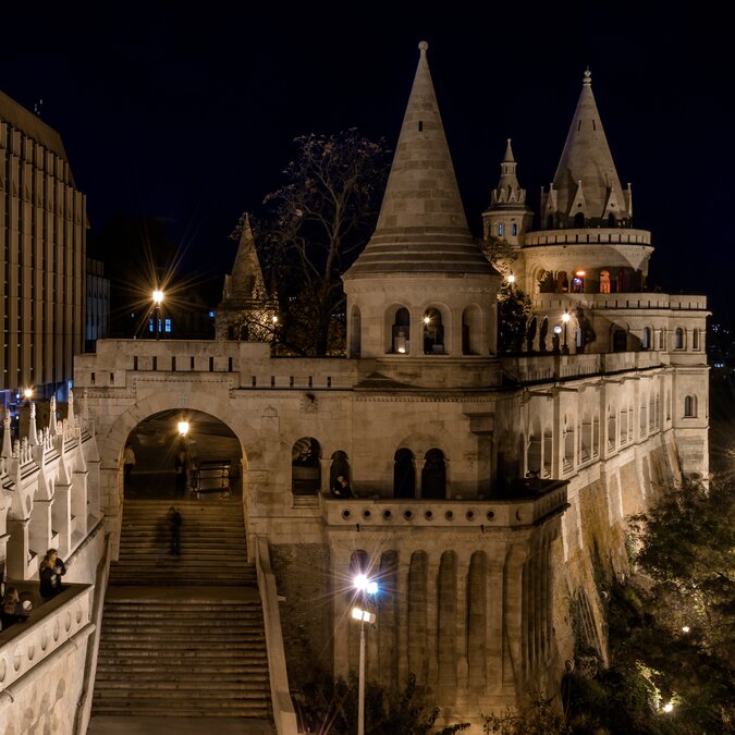 Fischerbastei in Budapest bei Nacht | © shutterstock / 1258042558