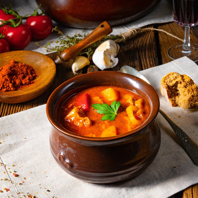 Teller mit ungarischer Gulaschsuppe | © shutterstock / 2091188365